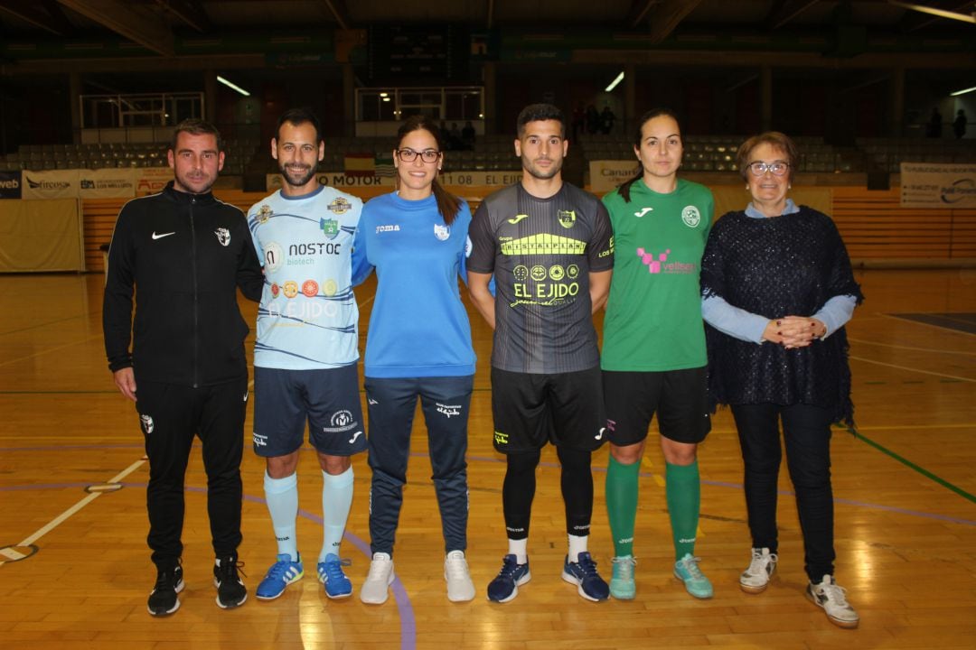 Los capitanes en el centro de la pista con la Cruz Roja.