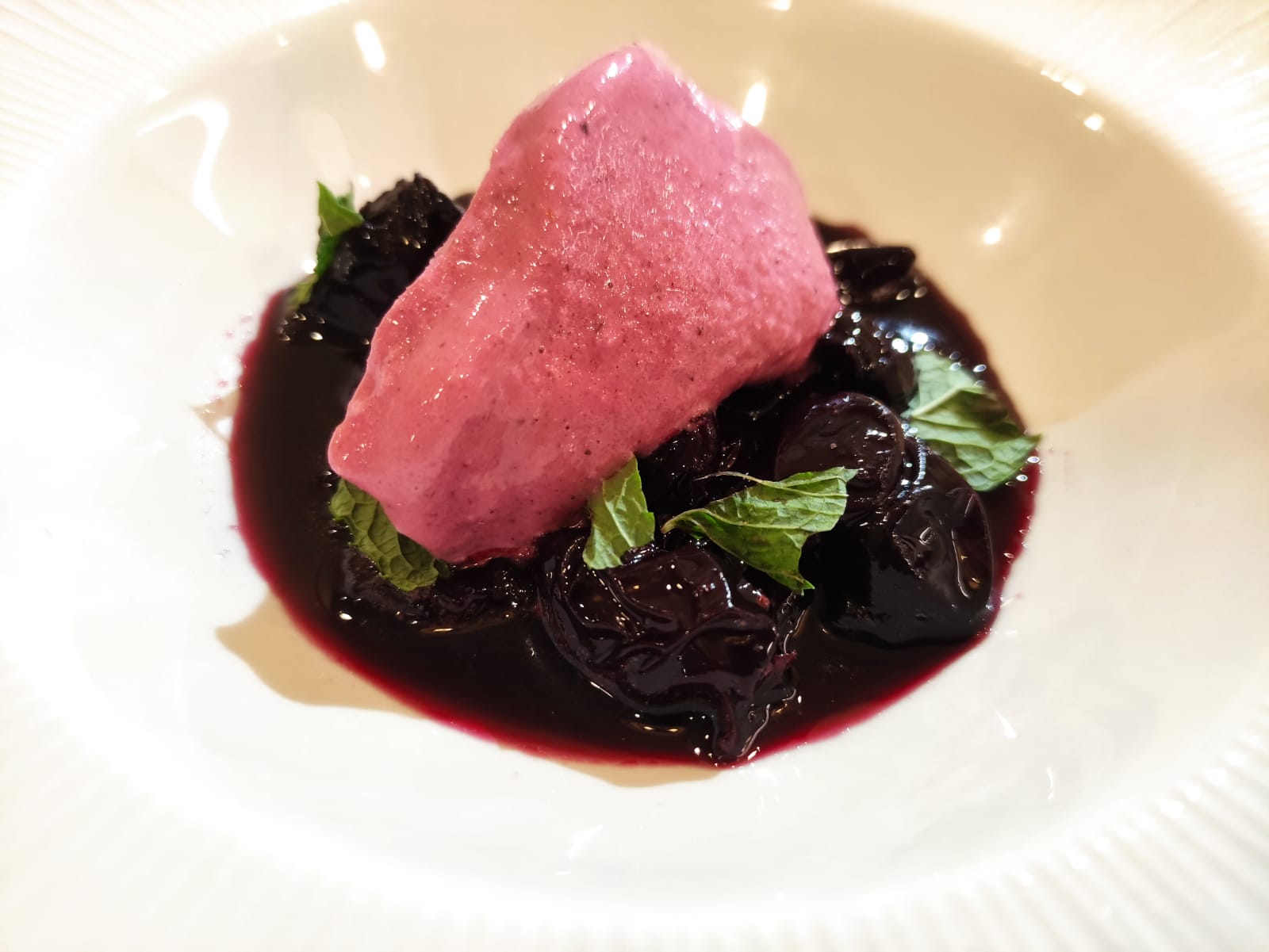 Picotas maceradas en vermut con helado de remolacha