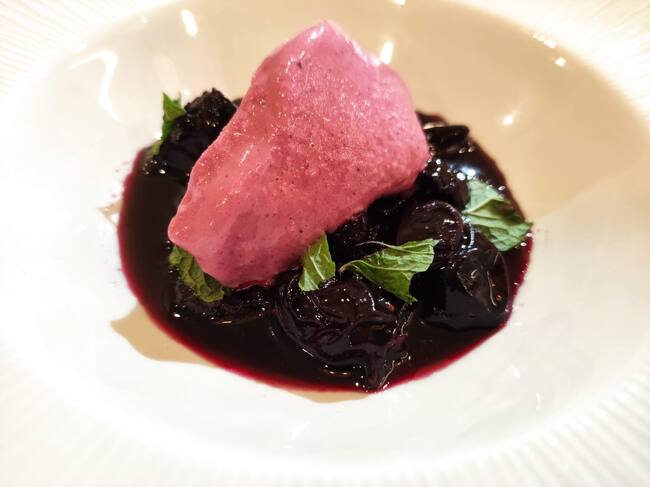 Picotas maceradas en vermut con helado de remolacha