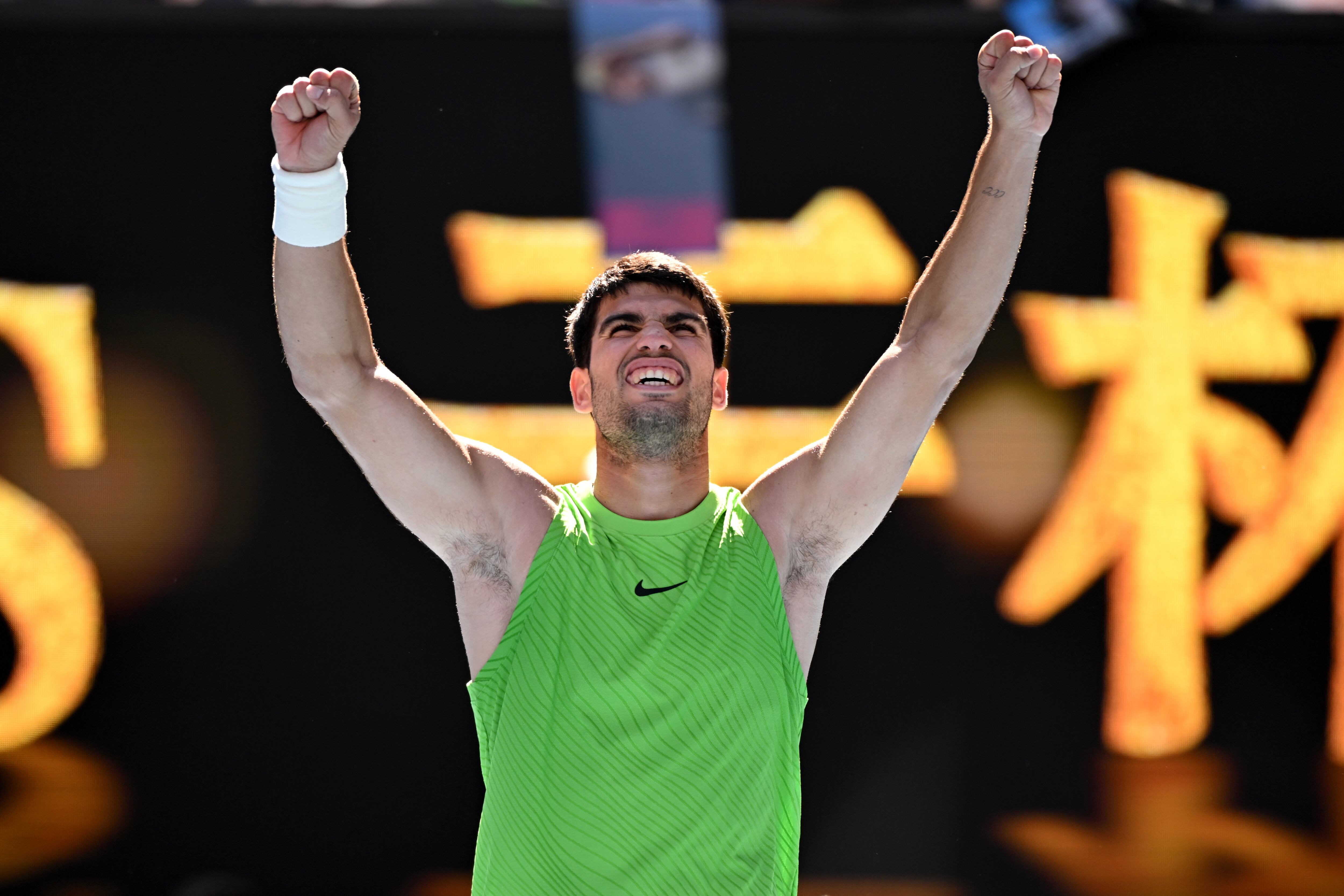 MELBOURNE (Australia), 21/01/2026.- Carlos Alcaraz of Spain celebrates match point during the Men's 2nd round match against Yannick Hanfmann of Germany on day 4 of the 2026 Australian Open tennis tournament at Melbourne Park in Melbourne, Australia, 21 January 2026. (Tenis, Alemania, España) EFE/EPA/JAMES ROSS AUSTRALIA AND NEW ZEALAND OUT