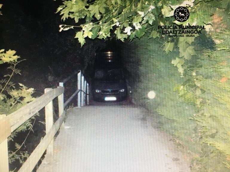 Un vehículo queda atrapado en el paseo del Arga de Pamplona