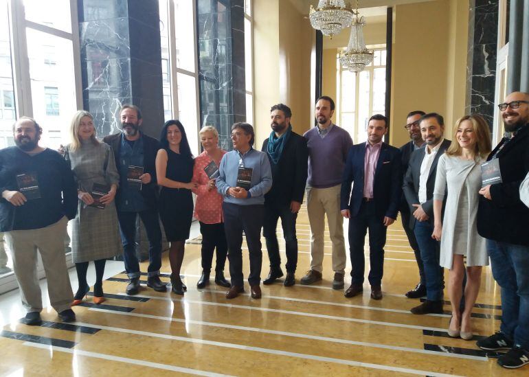 Parte del elenco de &#039;La Malquerida&#039; con el concejal de Cultura de Oviedo, Roberto Sánchez Ramos (en el centro con el programa de mano). Teatro Campoamor.