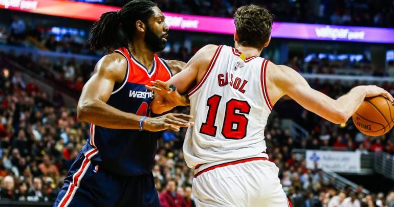 THM01. CHICAGO (EE.UU.), 14/01/2015.- Pau Gasol (d) de Bulls ante Nene Hilario (i) de Wizards hoy, miércoles 14 de enero de 2015, durante un juego de la NBA en el United Center de Chicago, Illinois