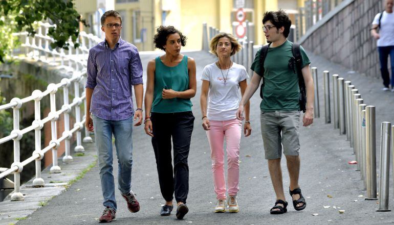 El secretario general político de Podemos, Iñigo Errejón, y la candidata a Lehendakari de Elkarrekin Podemos Pili Zabala a la entrada de la reunión mantenida este sábado en La Morada de Bilbao.