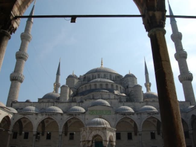 La Mezquita Azul. En el interior, el color azul de sus más de 20.000 azulejos de Iznik lo inunda todo.