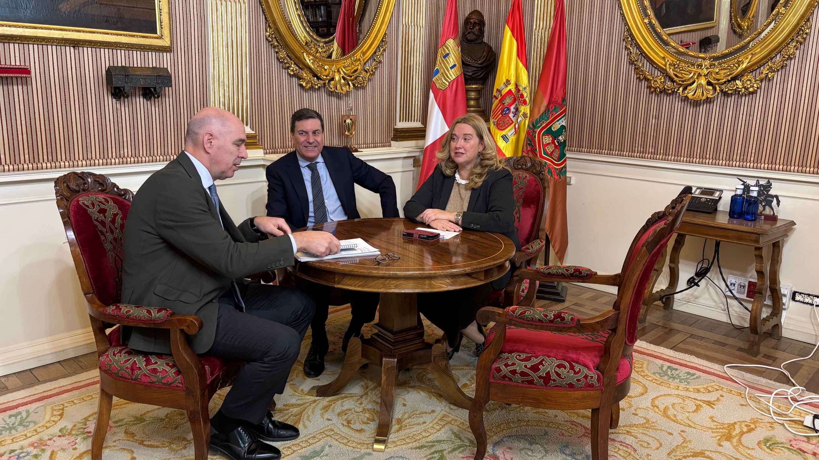 El consejero de Economía y Hacienda, Carlos Fernández Carriedo, y la alcaldesa de Burgos, Cristina Ayala, han sentado las bases de un protocolo de colaboración destinado a facilitar la captación de inversiones y la llegada de empresas al Parque tecnológico de Burgos