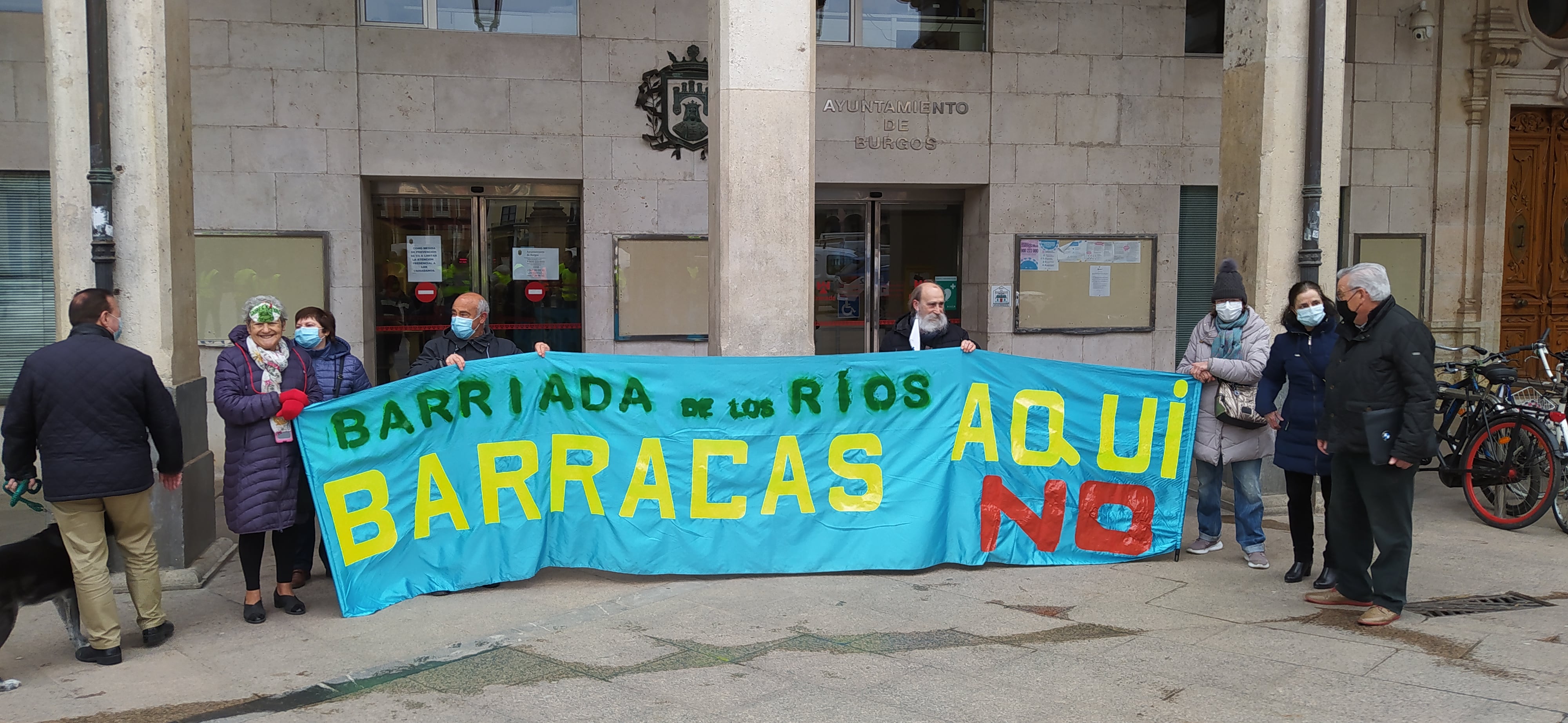 Protesta de los vecinos de la Barriada de los Ríos en contra de que Las Barracas continúen en su ubicación actual