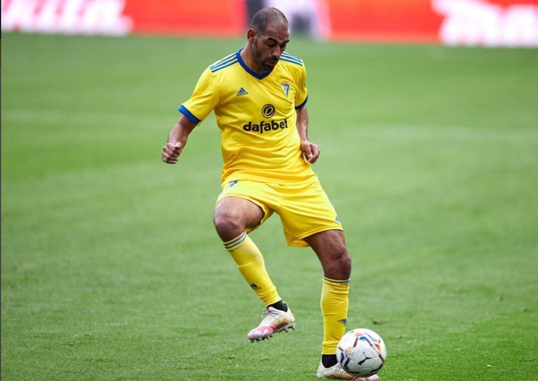 Fali Giménez controla un balón