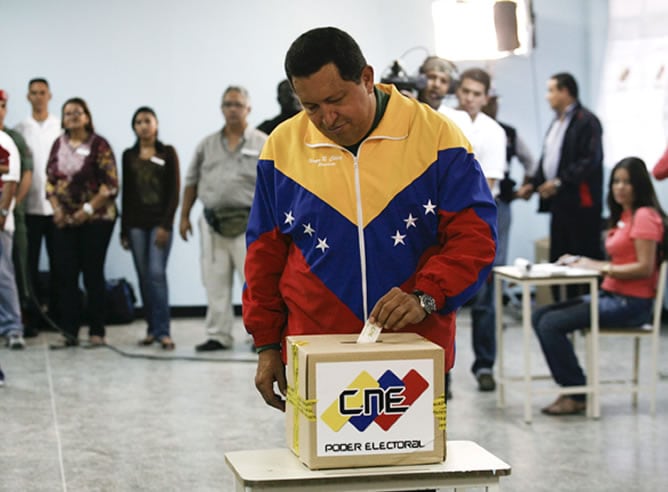 Hugo Chávez vota en las elecciones parlamentarias de Venezuela / REUTERS