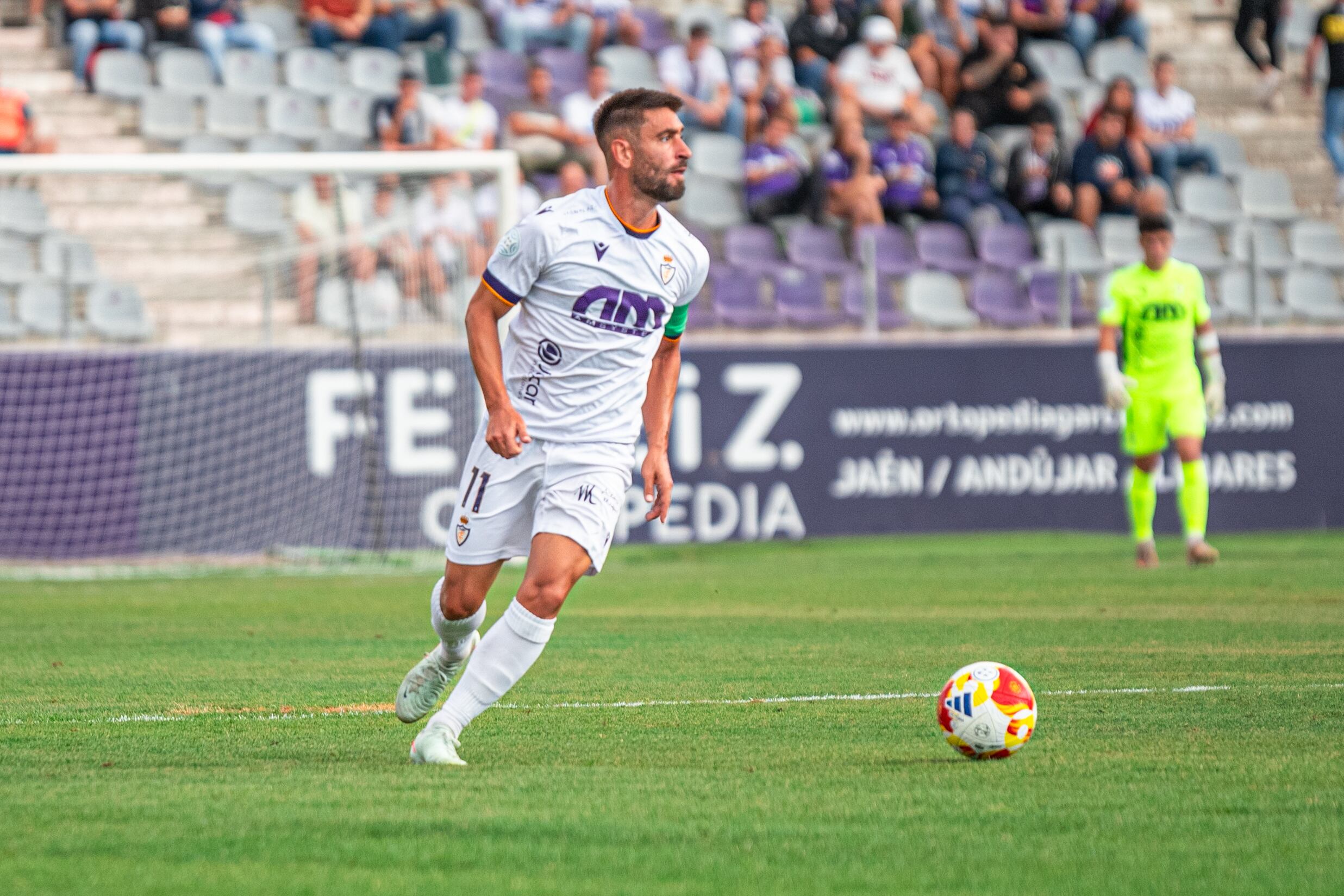 Mario Martos en una jugada del partido ante el Xerez DFC.