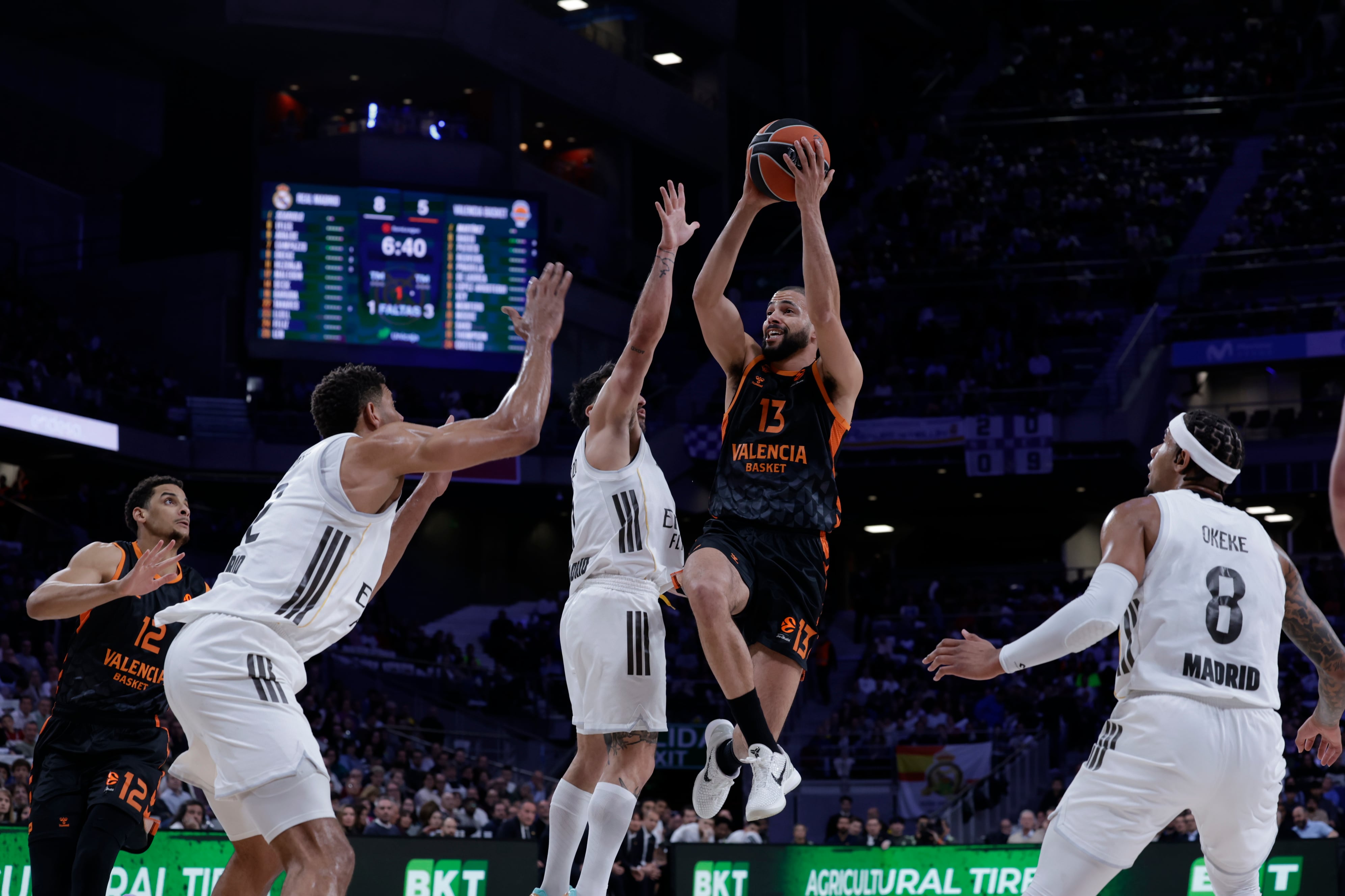 MADRID, 12/03/2026.- El jugador del Valencia Basket Darius Thompson (2d) entra a canasta ante los jugadores del Real Madrid Facundo Campazzo (c) y Edy Tavares (2i), durante el partido de la EuroLiga que Real Madrid y Valencia Basket disputan este jueves en el Movistar Arena, en Madrid. EFE/Juanjo Martín