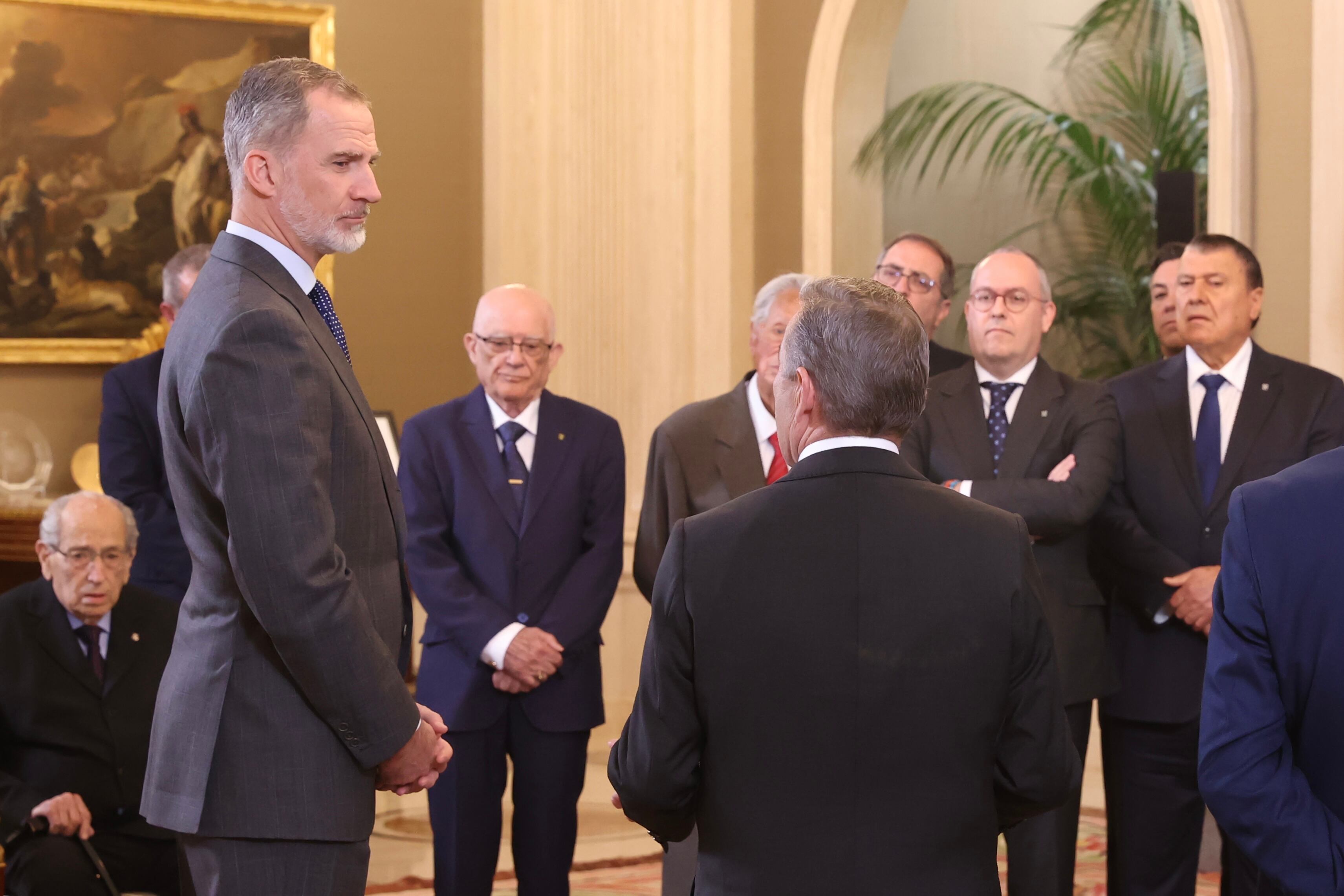 Paulino Rivero (d), junto a Felipe VI durante la visita al Palacio de La Zarzuela.