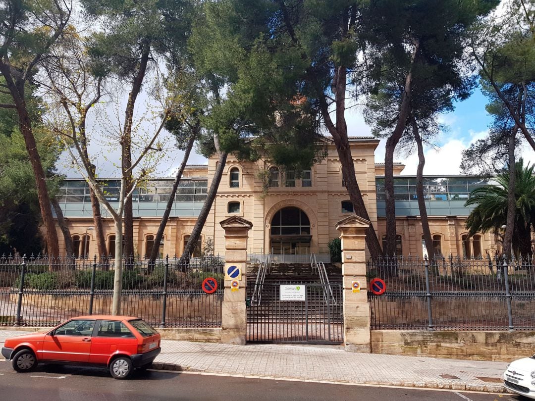 Puerta principal de la Residencia de Mayores Domus Vi de Alcoy