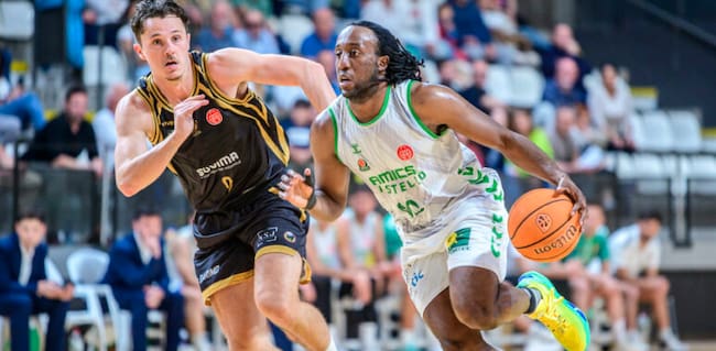 Jugadores disputando el balón