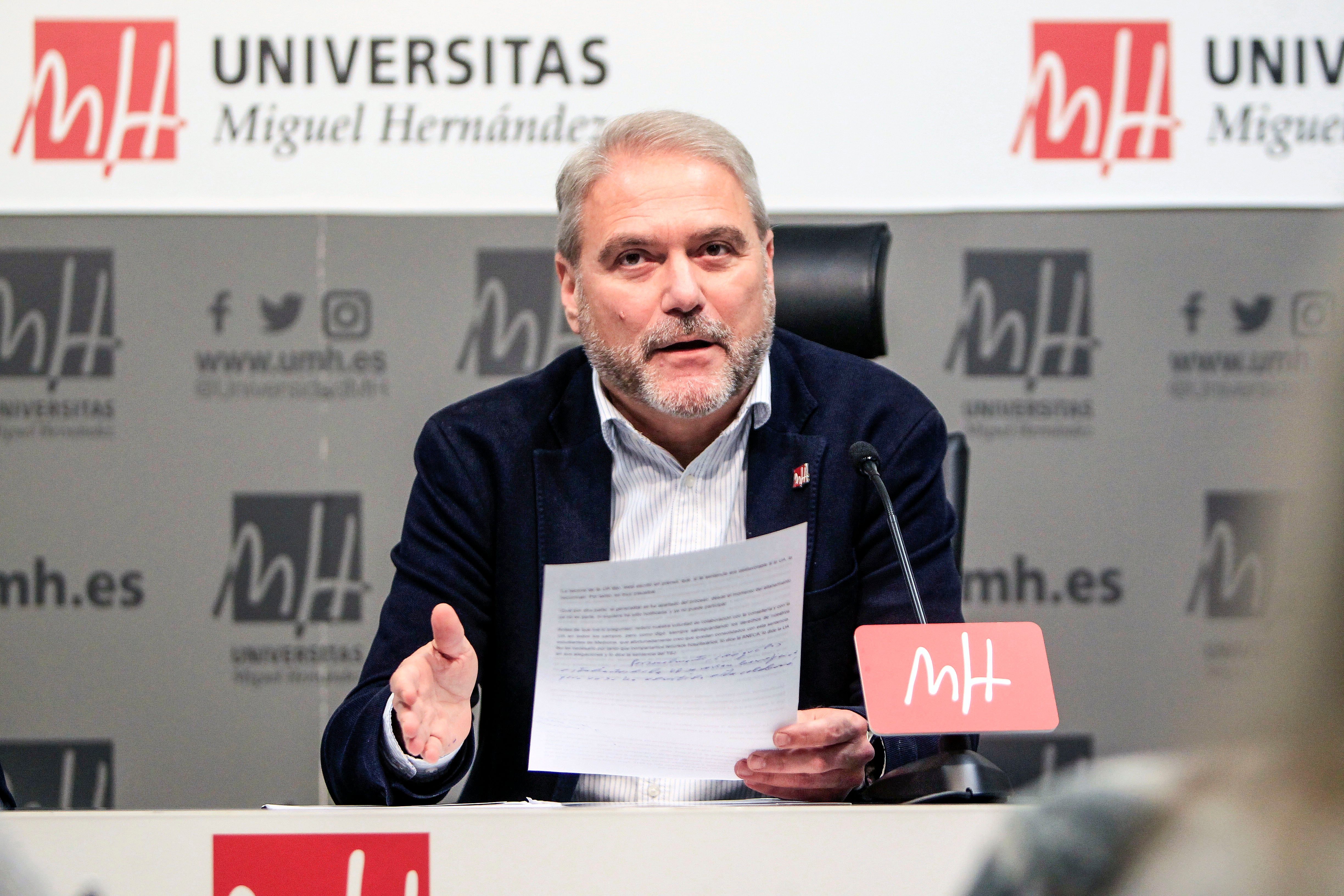 Imagen de archivo del rector de la Universidad Miguel Hernández, Juan José Ruiz, analizando la sentencia del TSJCV