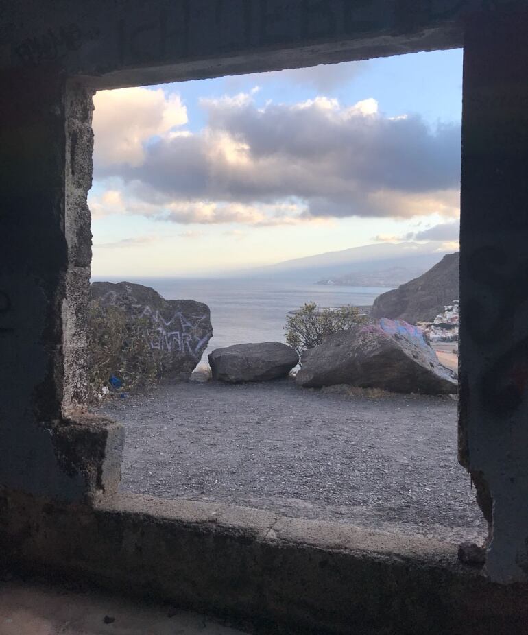 Una imagen de la construcción derrumbada en la cima que separa la playa de Las Teresitas y de Las Gaviotas