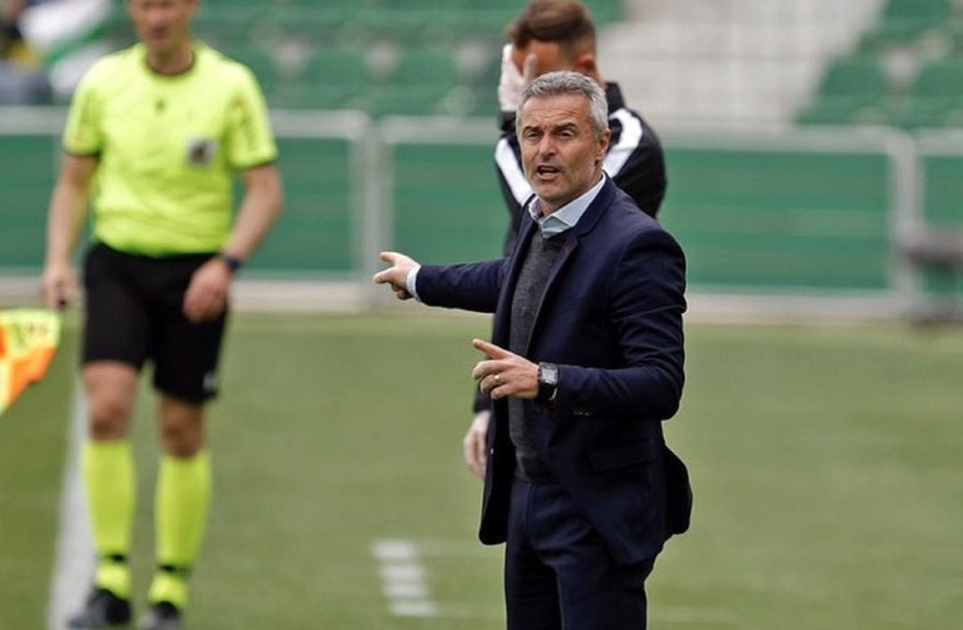 Fran Escribá da instrucciones durante un partido del Elche