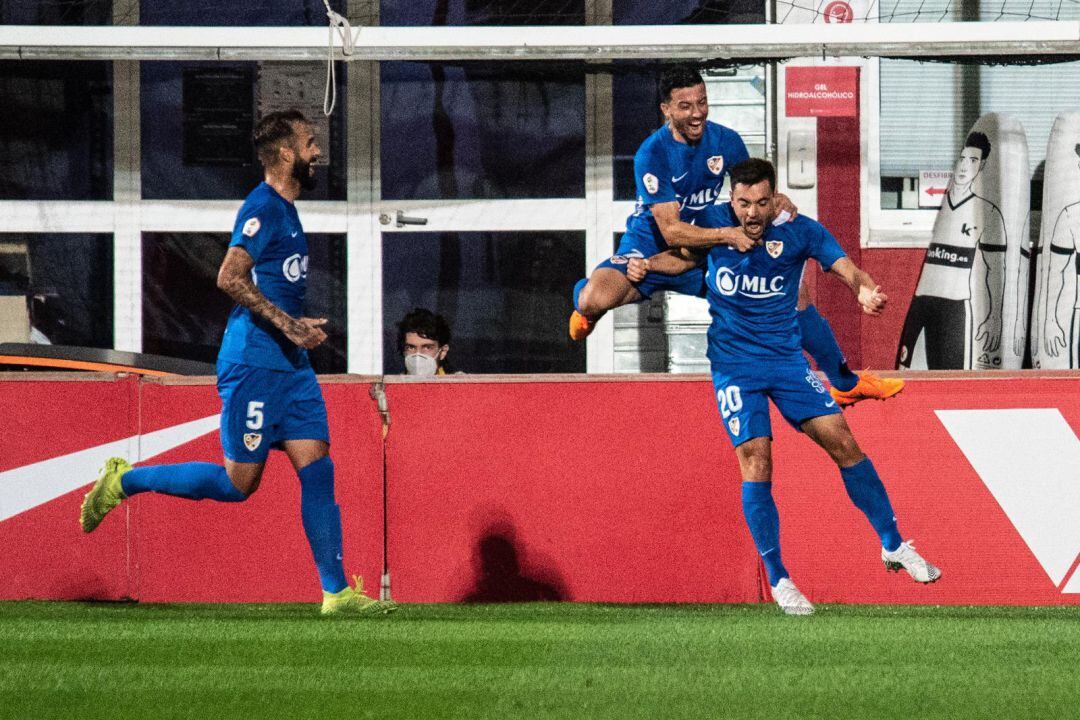 Marc Mas celebra su primer gol azulillo con Hugo Díaz y Josema