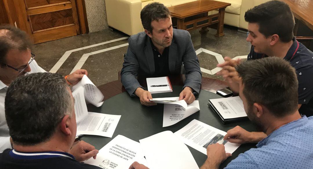 Reunión del alcalde, Julio Millán y el concejal de Tráfico, Miguel Castro, con los taxistas.