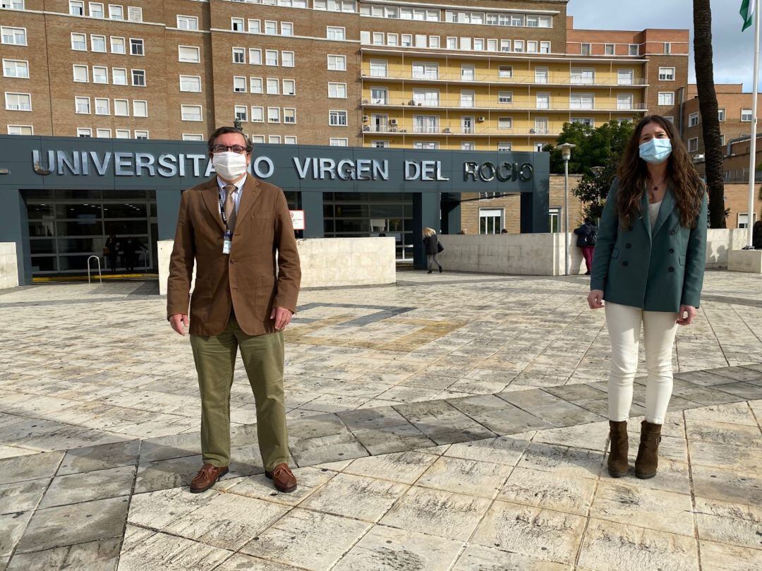 Dos de los profesionales del Grupo de Innovación Tecnológica del hospital Virgen del Rocío, Carlos Parra y Sara González