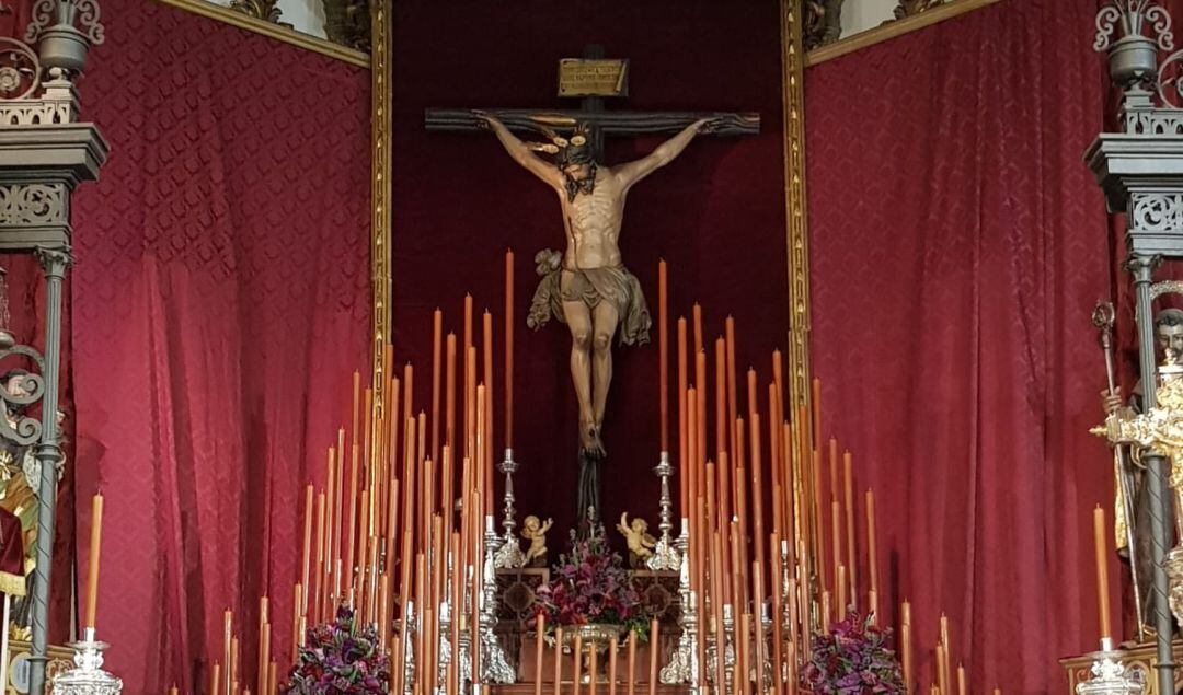 El Cristo de la Buena Muerte en su altar de quinario