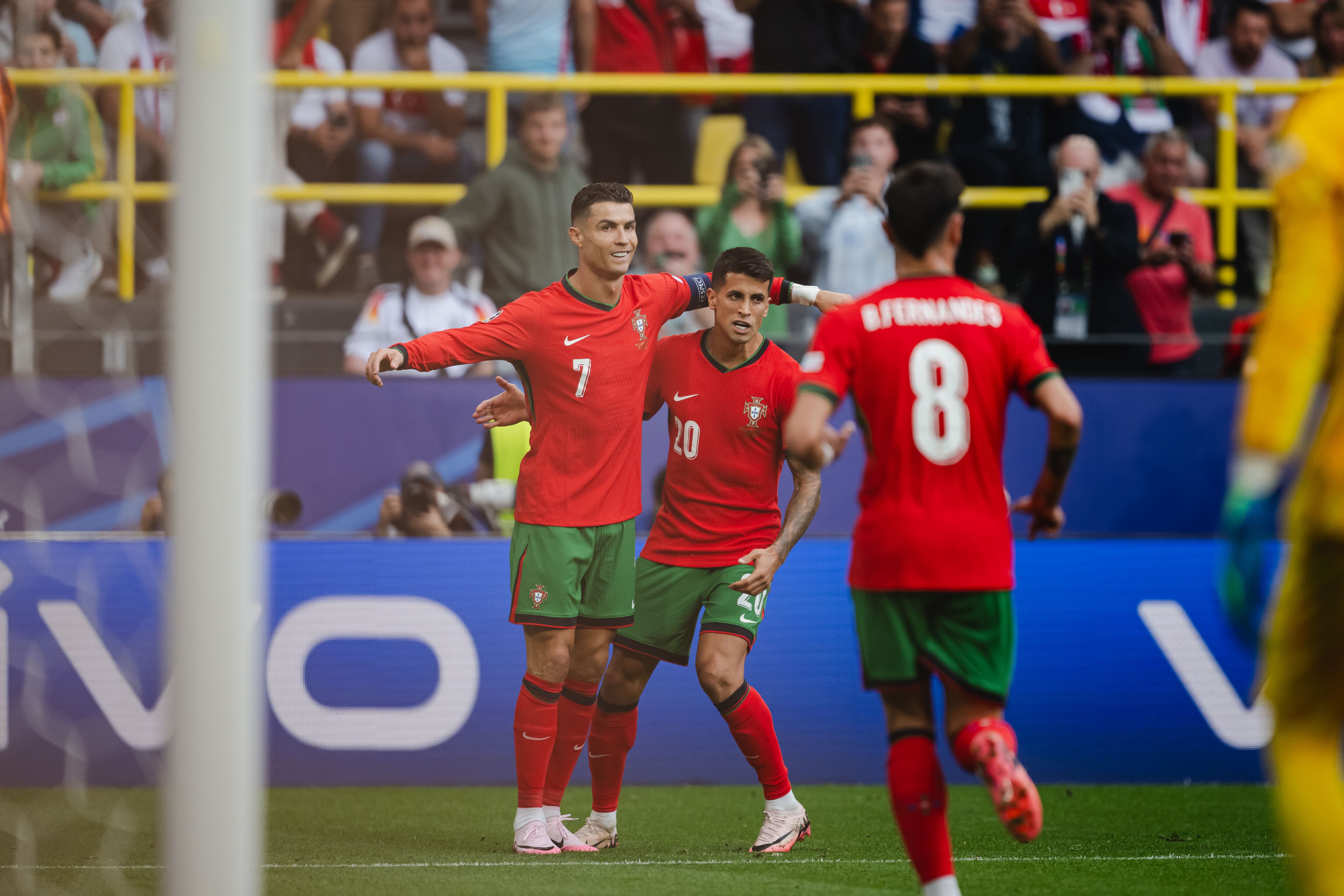 Cristiano Ronaldo celebra el tercer gol de Portugal con Joao Cancelo y Bruno Fernandes durante el partido de la Eurocopa 2024 contra Turquía