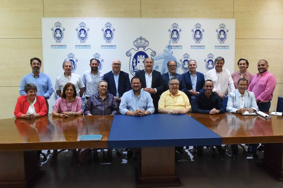 Los hermanos mayores de las Cofradías de Algeciras, junto a responsables municipales