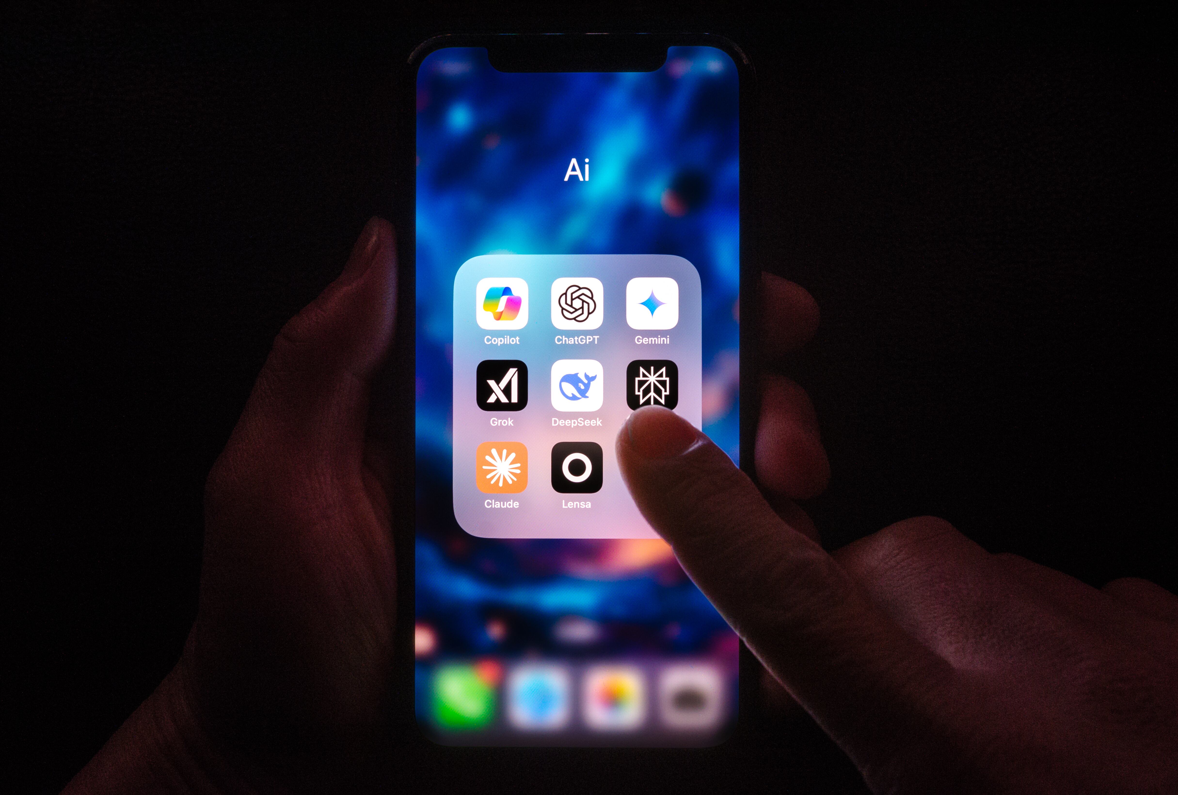 Una persona consulta sus distintas aplicaciones de inteligencia artificial.