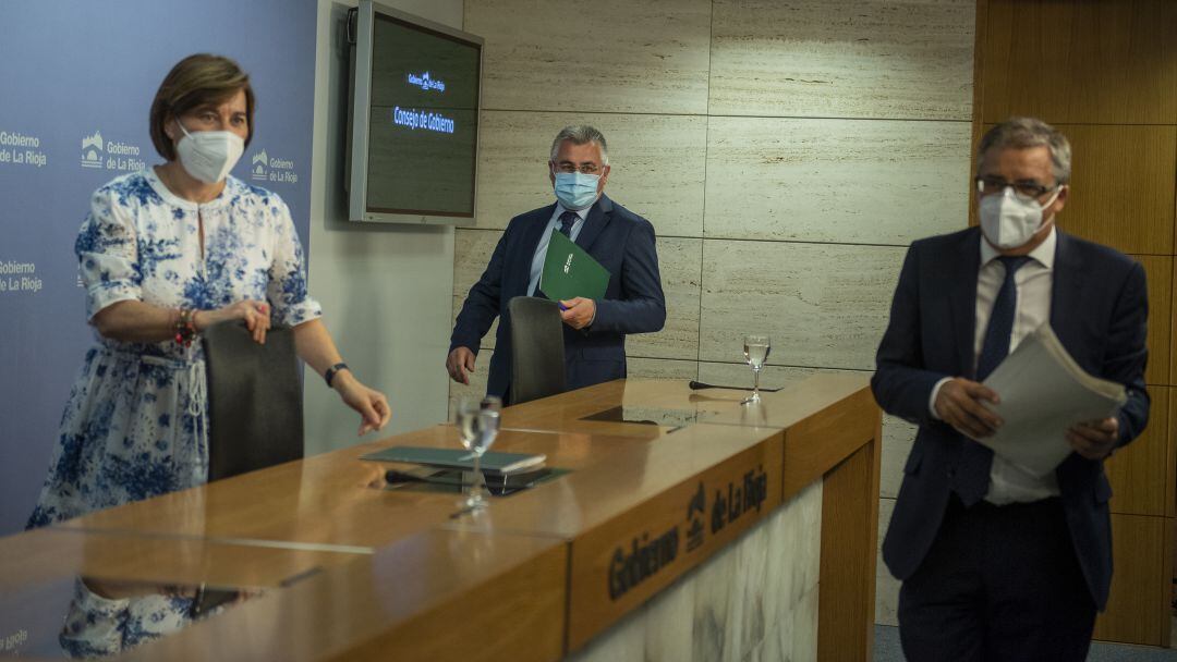 Los consejeros de Desarrollo Autonómico, José Ángel Lacalzada y el de Servicios Sociales, Pablo Rubio, junto con la portavoz del Gobierno de La Rioja, Sara Alba.