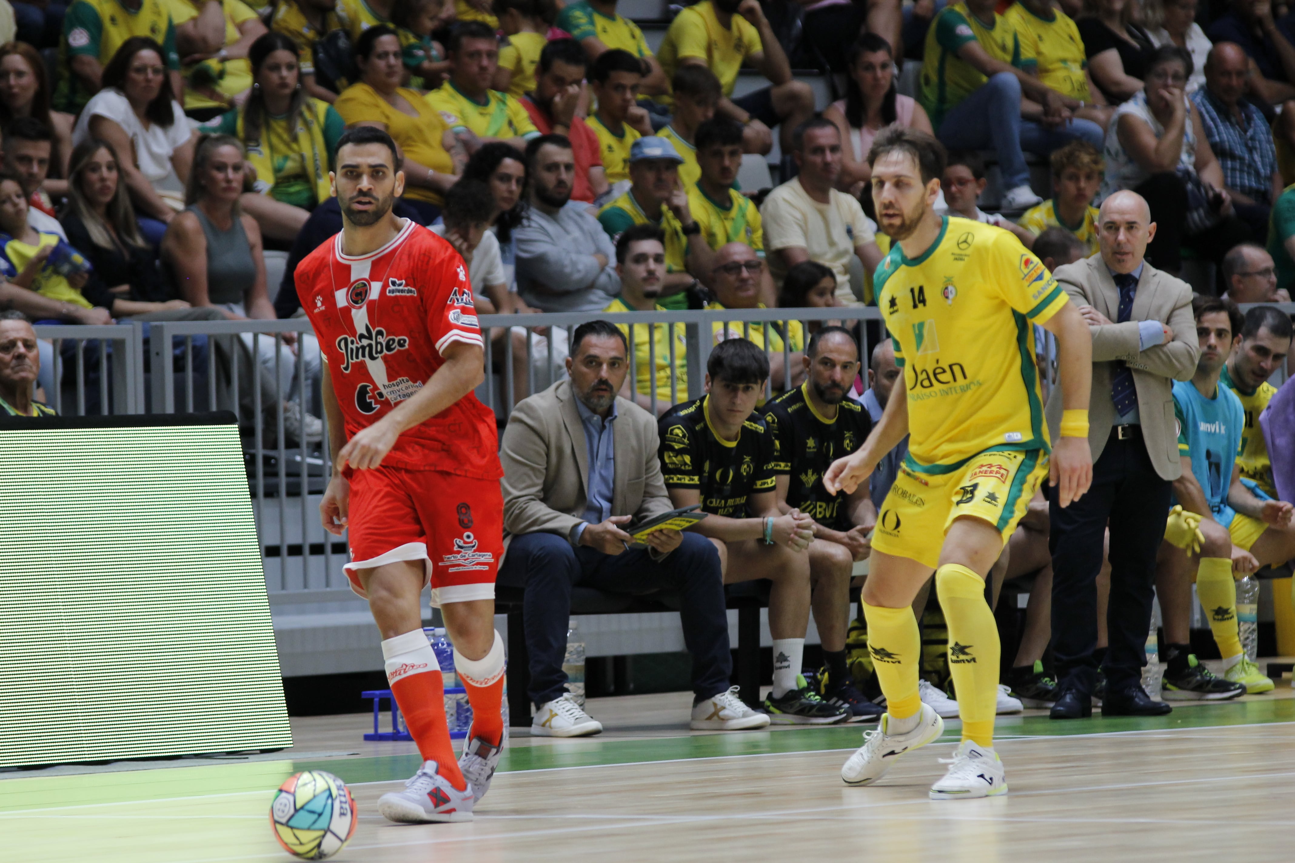 El cartagenero Tomaz y el jiennense Brandi pugnan por el control del balón durante el partido disputado en el Olivo Arena