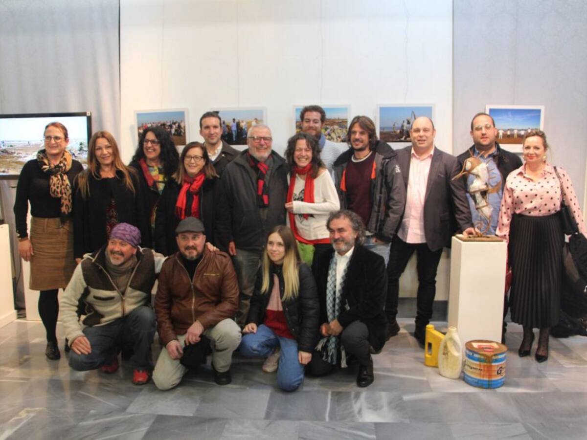 La muestra 'Mar y Plásticos' expone en San Pedro del Pinatar su preocupación por el Mar Menor