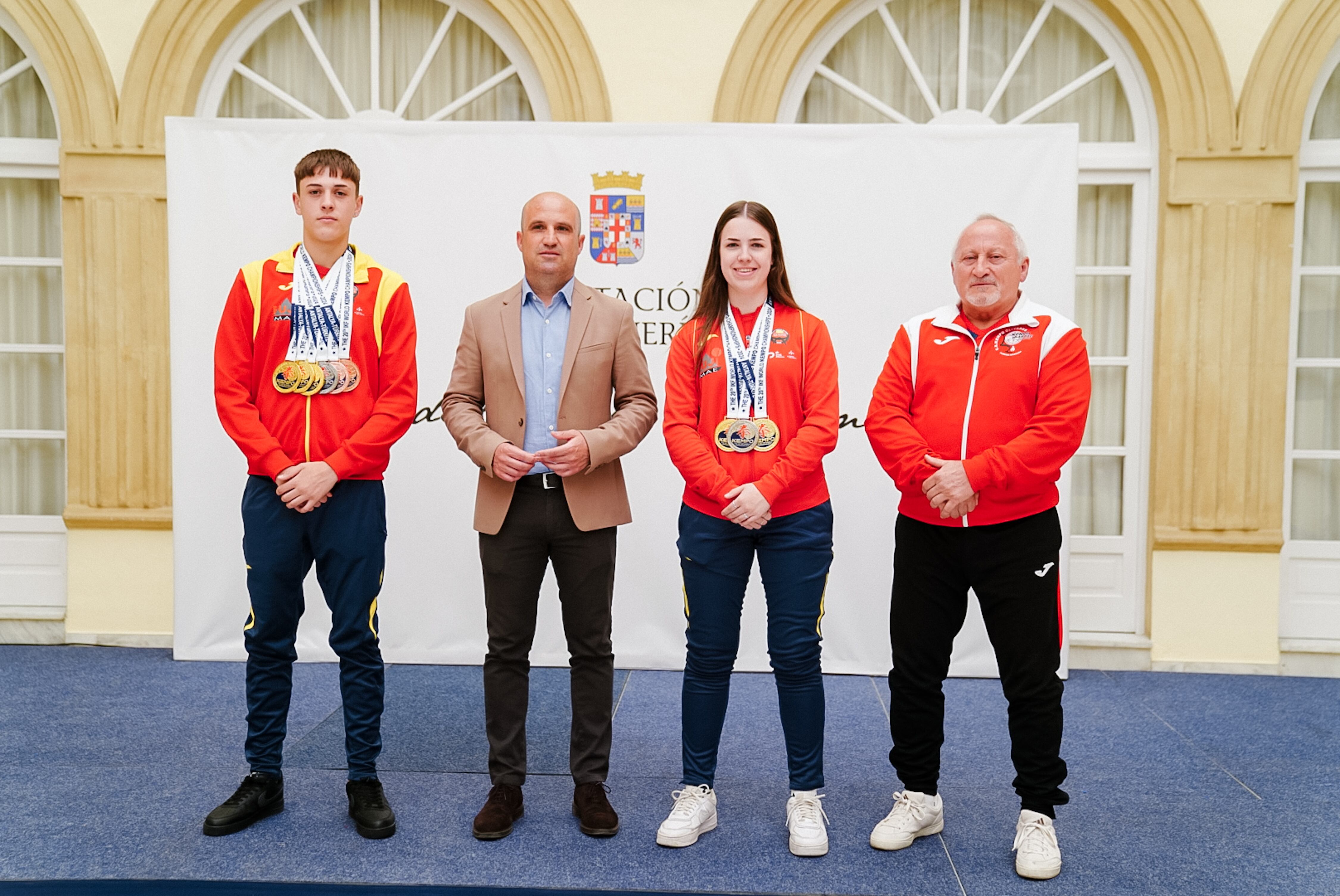 Los campeones del mundo, junto a su entrenador y el diputado de deportes.