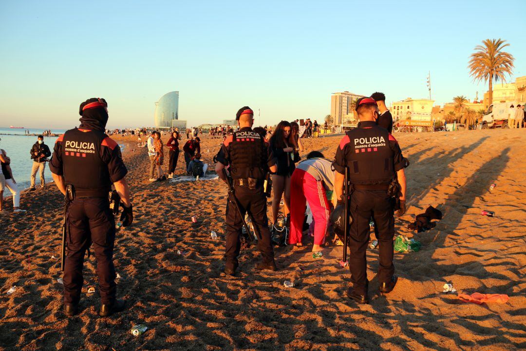 Agentes de los Mossos d&#039;Esquadra desalojando una playa de Barcelona el pasado día de San Juan