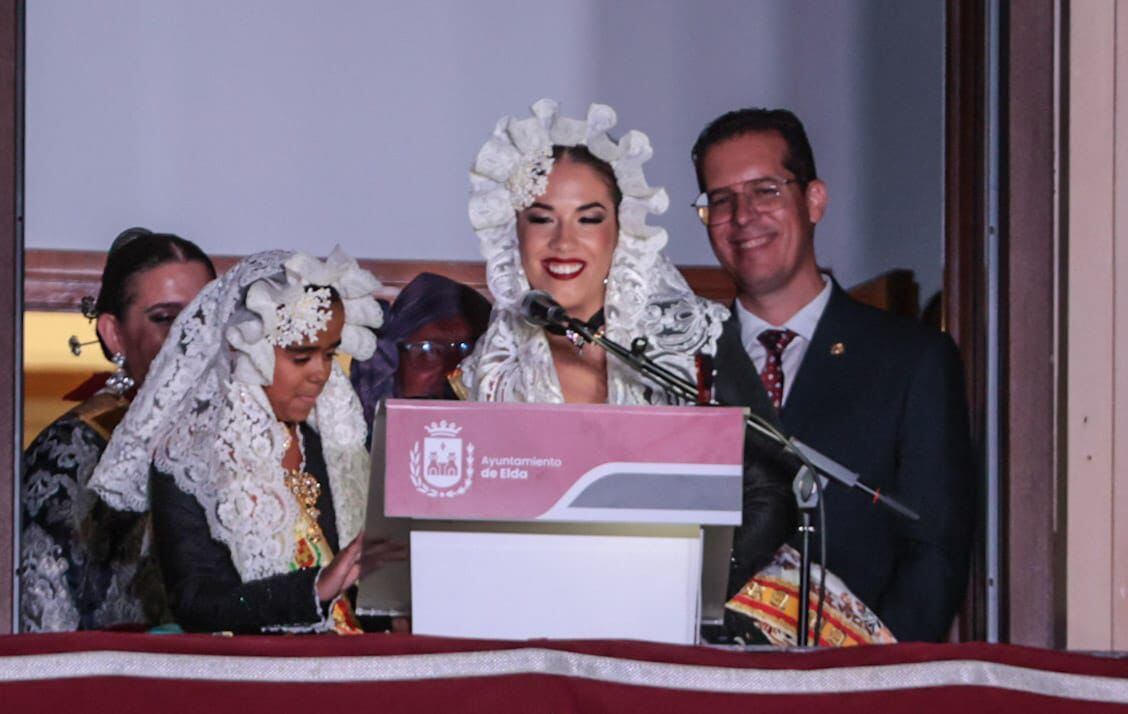 Las Falleras Mayores durante la Cridá