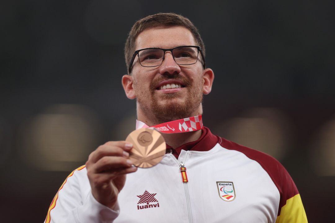 Héctor Cabrera con la medalla de bronce de los Juegos Paralímpicos