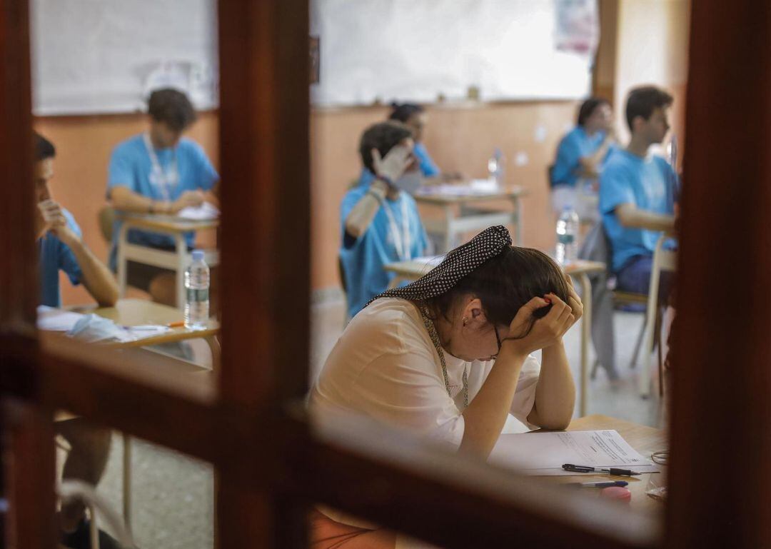 Alumnos realizando exámenes