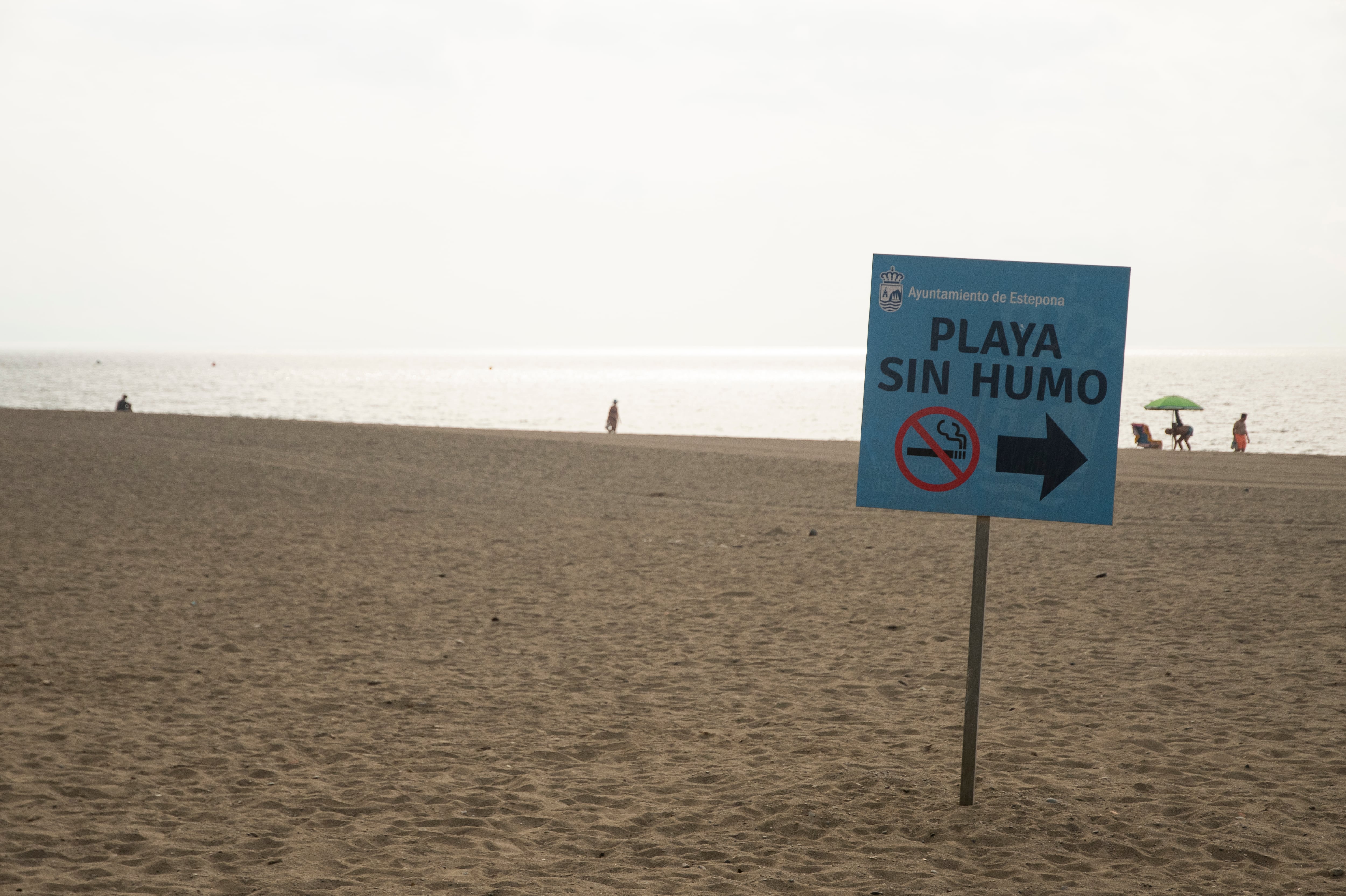 Prohibido fumar en la playa de la Rada  de Estepona (Málaga).