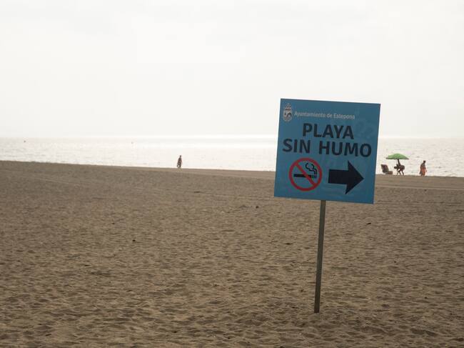Prohibido fumar en la playa de la Rada de Estepona (Málaga).