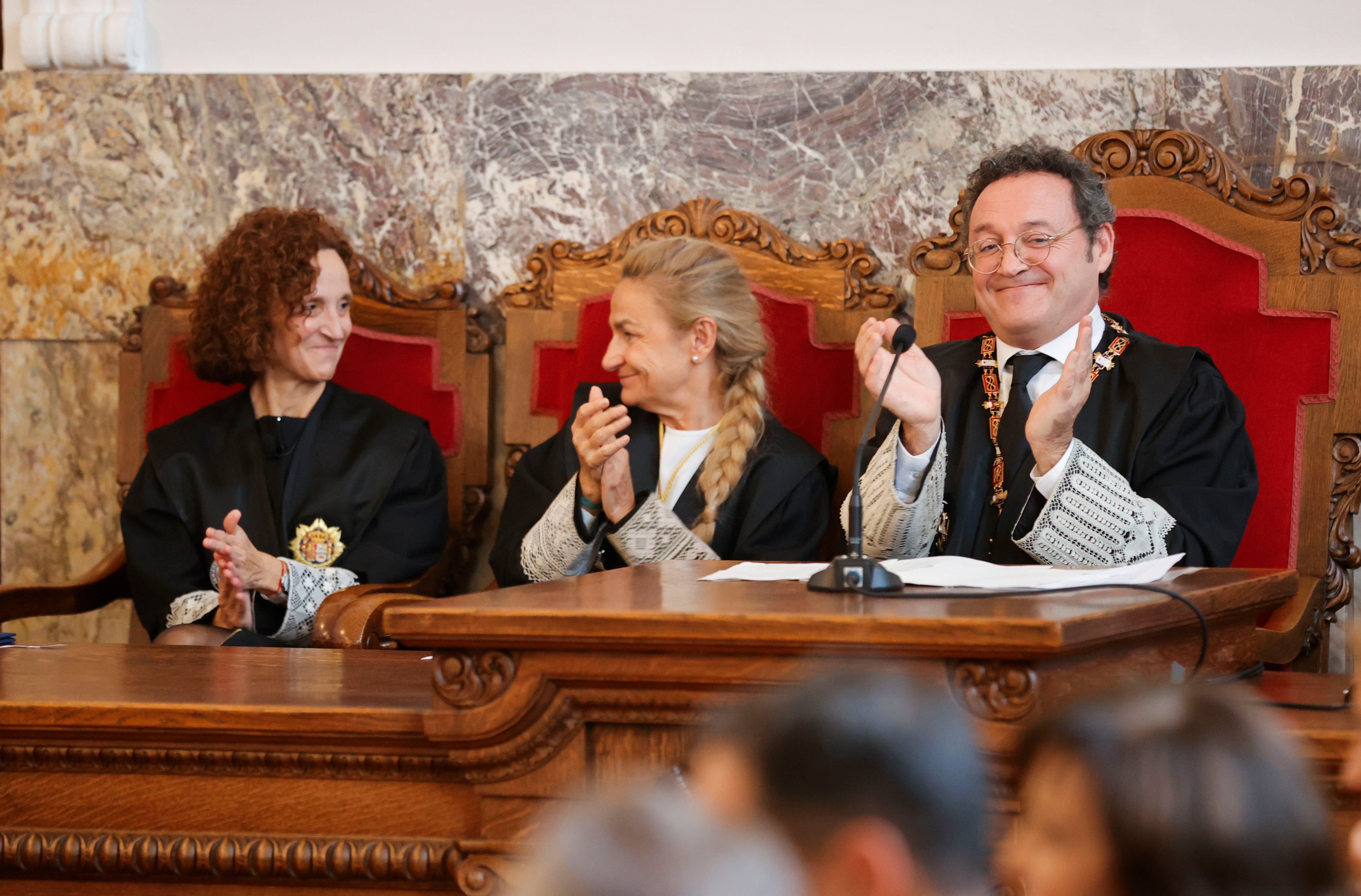 A CORUÑA, 17/11/2025.- El fiscal general del Estado, Álvaro García Ortiz (d) durante la toma de posesión de la fiscal superior de Galicia, Carmen Eiró (i), este lunes en el Tribunal Superior de Justicia de Galicia, en A Coruña. EFE/ Cabalar
