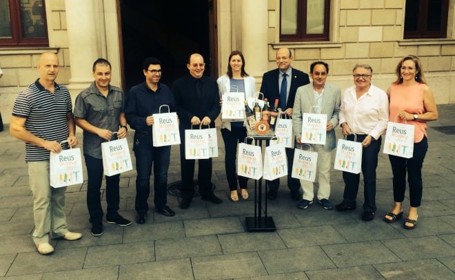 La regidora de Promoció Econòmica de Reus, Alícia Alegret, amb alguns dels participants de la &quot;Reus Shopping day&quot;