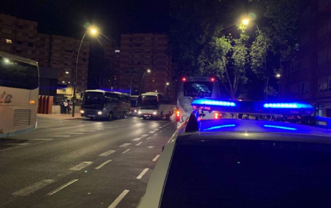 Buses de jornaleros en alameda de Cervantes