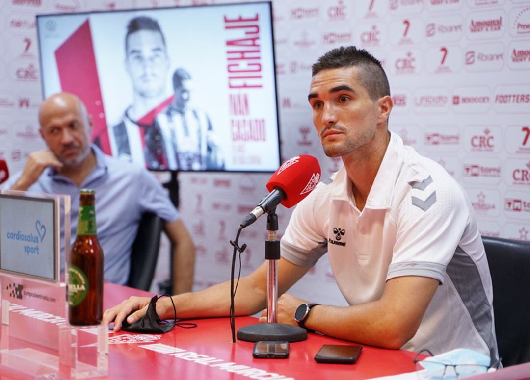 Casado junto a Molina en su presentación