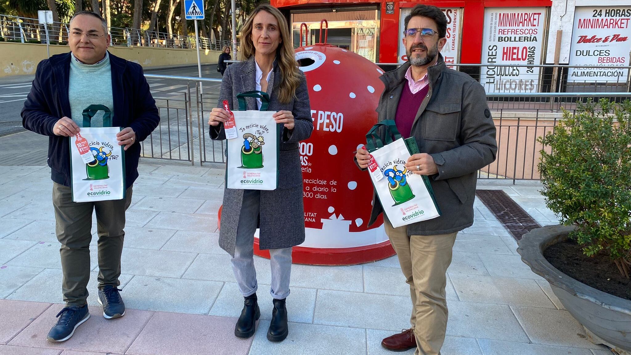 El concejal de Relaciones Institucionales de Elda, Enrique Quílez, junto a la concejala de Medioambiente de Elda, Cristina Rodríguez y Manuel Salas, coordinador de Ecovidrio en la Comunidad Valenciana