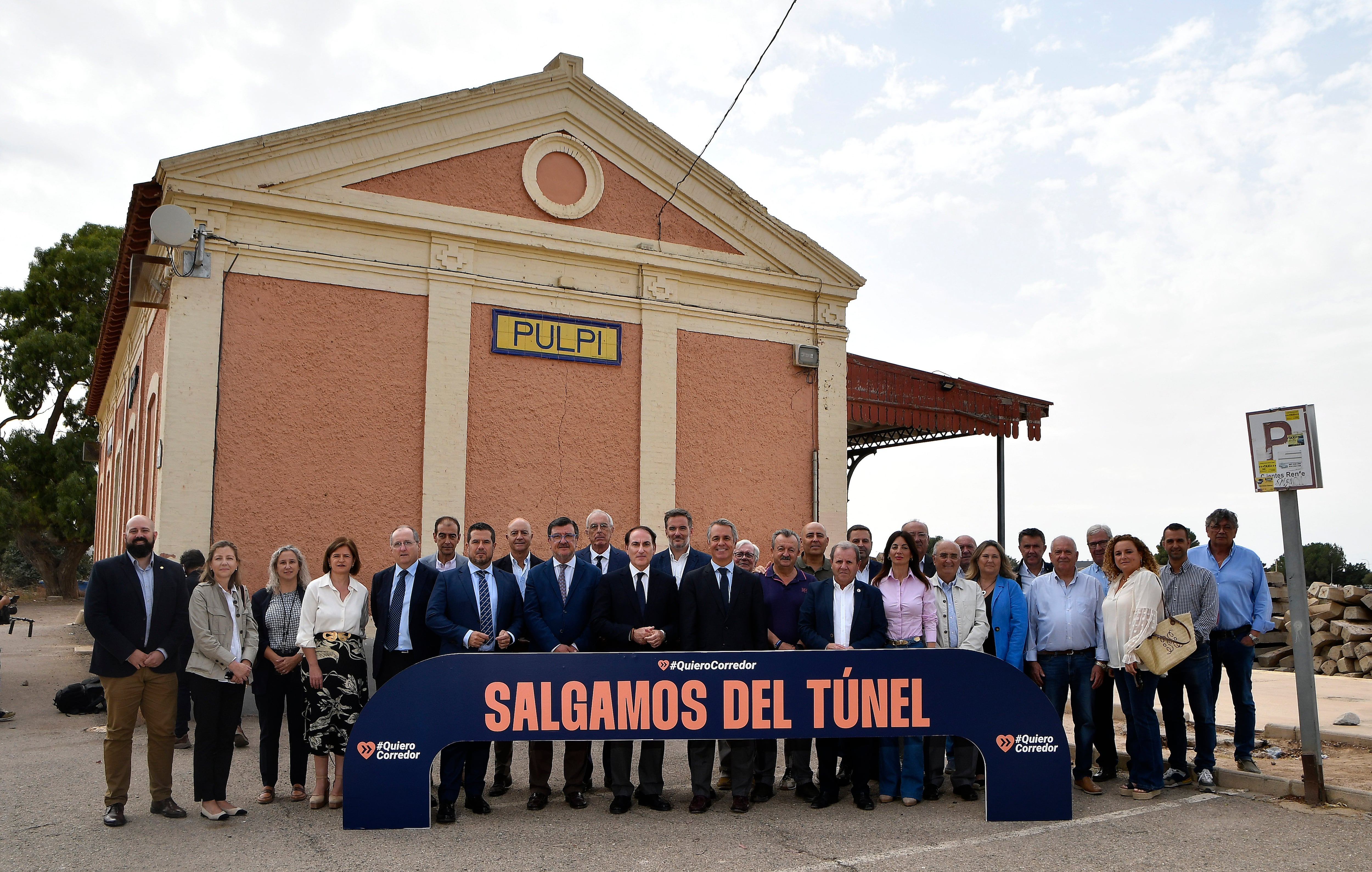 El movimiento #QuieroCorredor reúne frente a la estación de tren de Pulpí a líderes empresariales y representantes de la sociedad civil