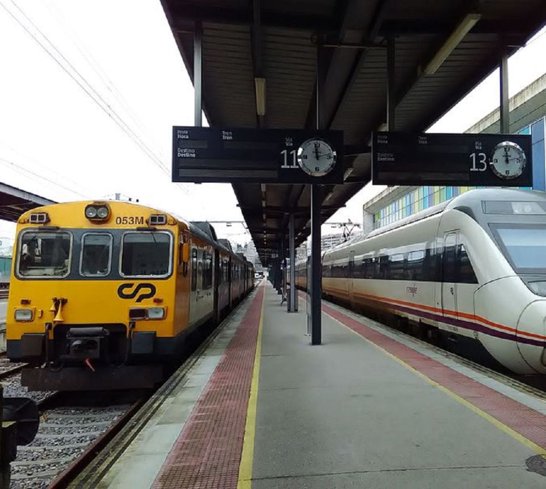 El viejo Tren Celta compartiendo andén en Guixar con un Regional 