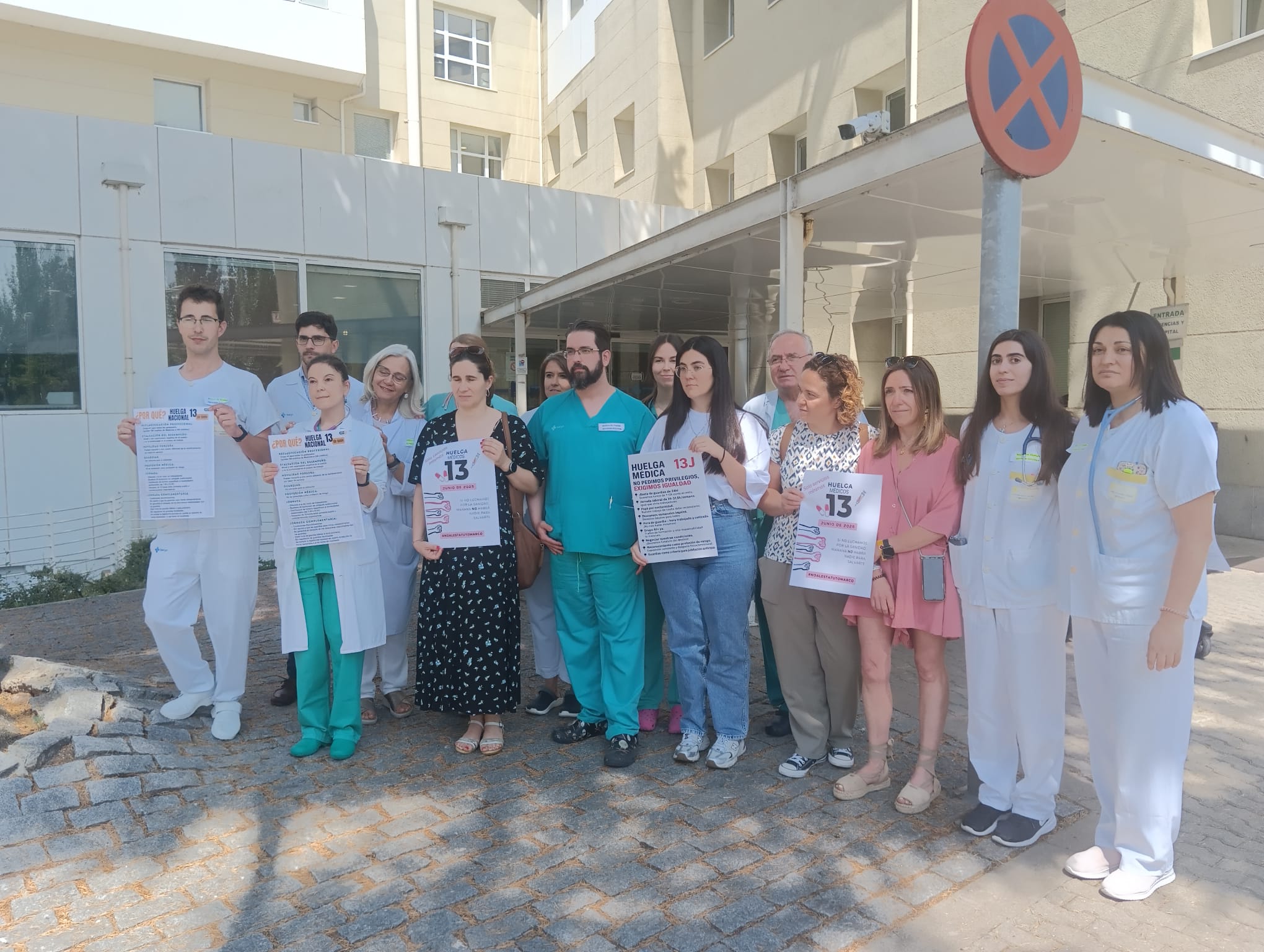 Los médicos visibilizaron su protesta a las doce a las puertas del hospital Santos Reyes