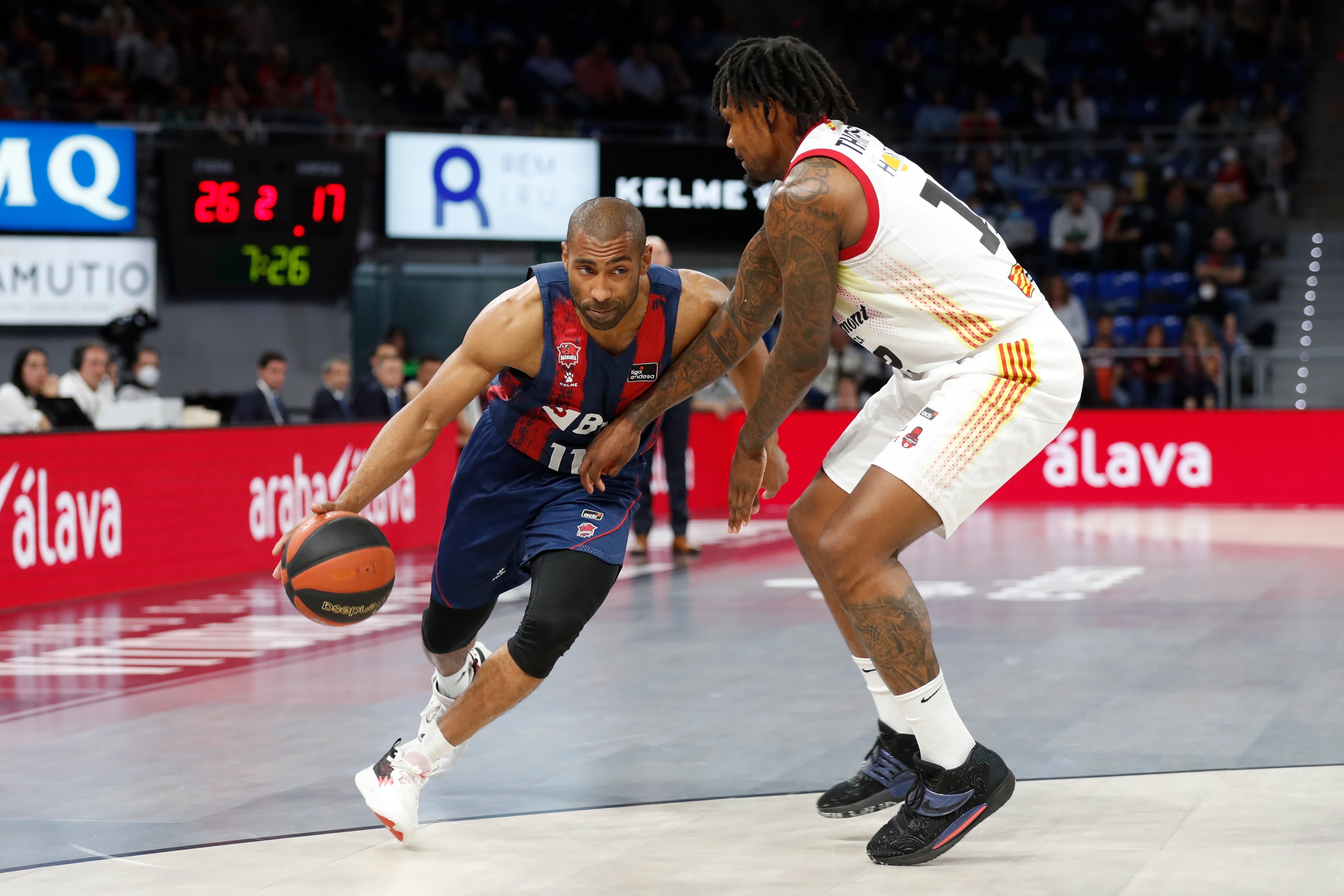 El jugador del Bicti Baskonia J. Granger y el jugador del Casademont Zaragoza D. Thompson, durante el partido de la jornada 32 de Liga Endesa de Baloncesto.- EFE/David Aguilar