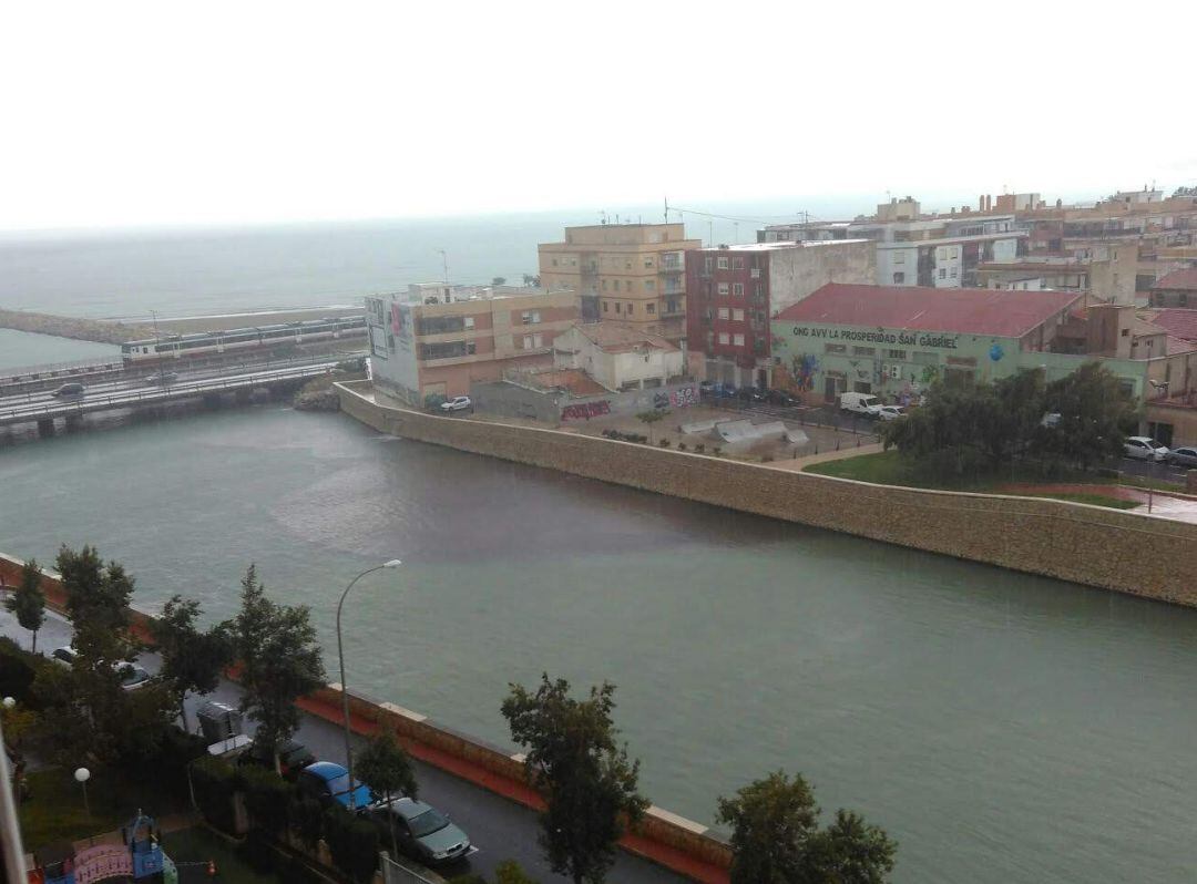 Imagen del Barranco de las Ovejas donde se aprecian los vertidos de aguas fecales denunciados por los vecinos