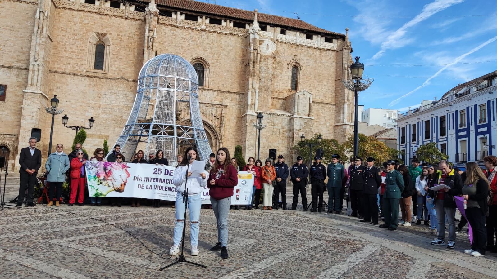 Imagen de la lectura del manifiesto en este 25-N en la Plaza de España de Valdepeñas (Ciudad Real), por parte de dos alumnas de las Salesianas