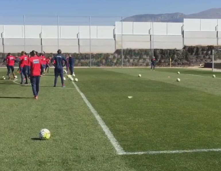 La plantilla rojiblanca en una de las sesiones de entrenamiento en la zona norte de la ciudad